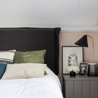 Imagen de dormitorio principal, industrial, con paredes rosas y suelo de madera clara