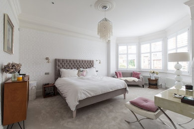 ロンドンにあるトランジショナルスタイルのおしゃれな寝室 (白い壁、カーペット敷き、照明) のレイアウト