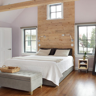 Diseño de dormitorio principal, clásico renovado, de tamaño medio, sin chimenea, con paredes púrpuras y suelo de madera clara