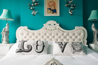 Стильный дизайн: хозяйская спальня в стиле фьюжн с ковровым покрытием и синими стенами - последний тренд