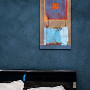 Modelo de dormitorio principal, bohemio, grande, con paredes azules, moqueta y suelo violeta