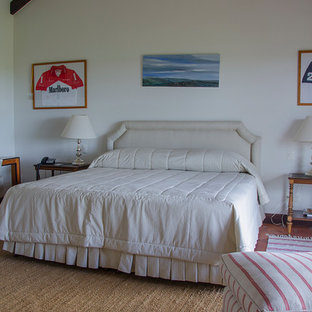 Imagen de dormitorio principal, rural, extra grande, con paredes blancas y suelo de contrachapado