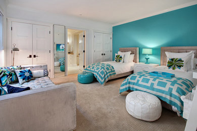 オレンジカウンティにある中くらいなコンテンポラリースタイルのおしゃれな寝室 (青い壁、カーペット敷き) のレイアウト