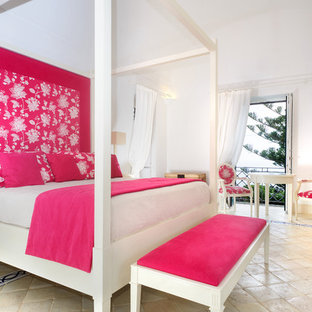 Mittelgroßes Modernes Hauptschlafzimmer mit Travertin, weißer Wandfarbe und buntem Boden in Rom