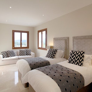 Foto de habitación de invitados mediterránea, de tamaño medio, con paredes blancas y suelo de mármol