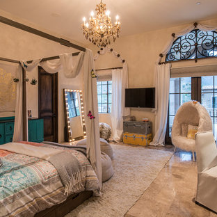 Diseño de dormitorio principal, mediterráneo, grande, sin chimenea, con paredes beige, suelo de travertino y suelo beige