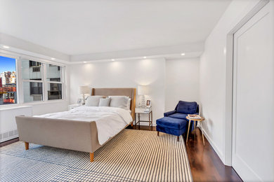 ニューヨークにある中くらいなコンテンポラリースタイルのおしゃれな主寝室 (白い壁、濃色無垢フローリング、暖炉なし、茶色い床)