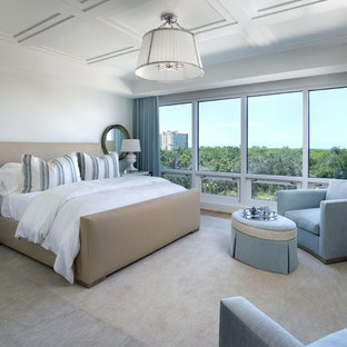 Klassisches Schlafzimmer mit weißer Wandfarbe, braunem Holzboden und braunem Boden in Miami