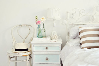 シドニーにあるシャビーシック調のおしゃれな寝室 (白い壁、淡色無垢フローリング、白い床) のインテリア