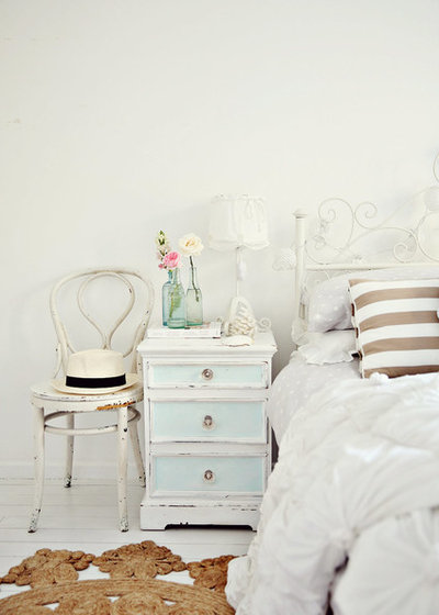 Shabby chic-inspirerad Sovrum by A Beach Cottage