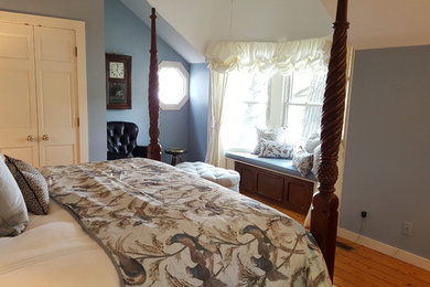 Example of an ornate bedroom design in Chicago