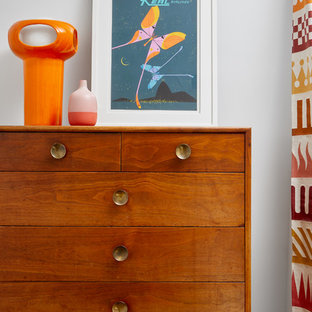 Foto de dormitorio principal, retro, de tamaño medio, con paredes marrones, moqueta y suelo beige