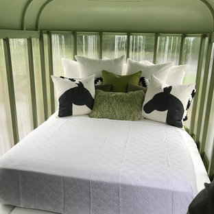 Diseño de dormitorio campestre, pequeño, con paredes verdes y suelo laminado