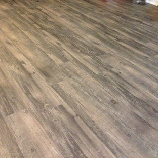 Foto de dormitorio principal, de tamaño medio, con suelo vinílico