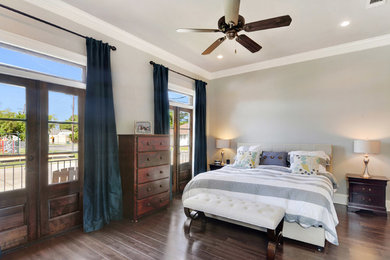 ニューオリンズにある広いトランジショナルスタイルのおしゃれな主寝室 (グレーの壁、竹フローリング) のインテリア