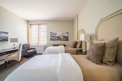 他の地域にある中くらいなトラディショナルスタイルのおしゃれな主寝室 (白い壁、カーペット敷き、暖炉なし) のインテリア