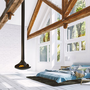 Foto de dormitorio tradicional renovado con chimeneas suspendidas