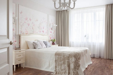 Источник вдохновения для домашнего уюта: хозяйская спальня среднего размера в стиле неоклассика (современная классика) с белыми стенами, паркетным полом среднего тона и коричневым полом