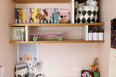 Idée de décoration pour une chambre avec moquette nordique avec un mur rose et un sol beige.