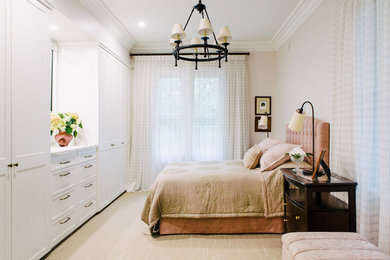 シドニーにあるトラディショナルスタイルのおしゃれな寝室 (白い壁、カーペット敷き、暖炉なし) のインテリア