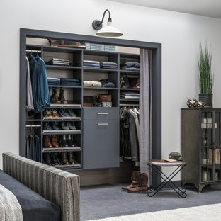 Ejemplo de dormitorio minimalista, pequeño, con suelo gris y suelo de baldosas de porcelana