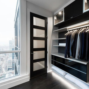 Ejemplo de dormitorio tipo loft, nórdico, de tamaño medio, con paredes blancas, suelo de madera oscura y suelo marrón