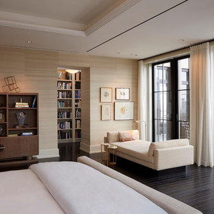 Ejemplo de dormitorio principal, contemporáneo, grande, con paredes beige, suelo de madera oscura, marco de chimenea de piedra y chimenea de esquina