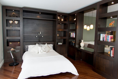 Ejemplo de dormitorio tipo loft minimalista pequeño sin chimenea con paredes verdes y suelo de madera en tonos medios