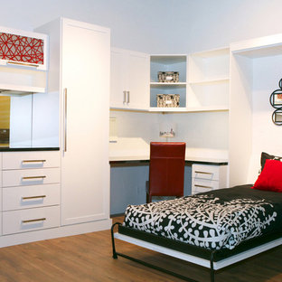 Diseño de habitación de invitados escandinava, de tamaño medio, con paredes blancas, suelo de madera en tonos medios y chimenea lineal