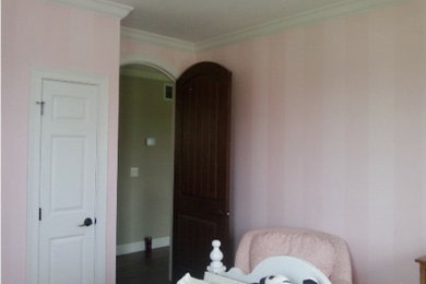 コロンバスにある中くらいなおしゃれな客用寝室 (ピンクの壁、濃色無垢フローリング) のレイアウト