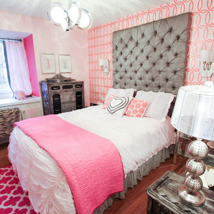 Ispirazione per una piccola camera da letto moderna con pareti rosa e pavimento in legno massello medio