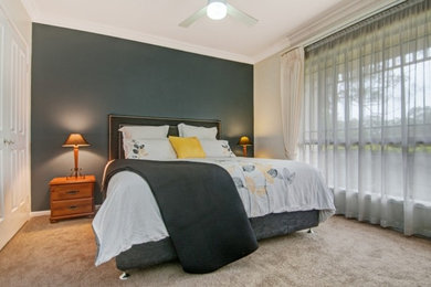 Diseño de dormitorio tradicional pequeño sin chimenea con paredes blancas, moqueta y suelo beige