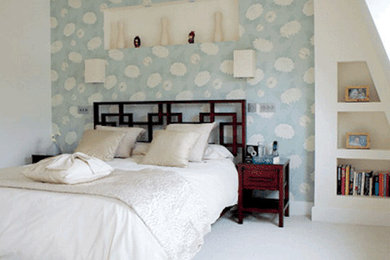 サンフランシスコにあるトラディショナルスタイルのおしゃれな主寝室 (青い壁、暖炉なし) のインテリア