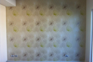 ブリスベンにあるエクレクティックスタイルのおしゃれな寝室 (マルチカラーの壁、カーペット敷き) のレイアウト
