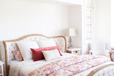 Foto de dormitorio principal grande con paredes blancas y moqueta