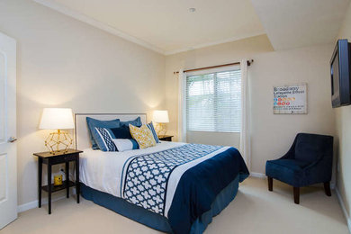 Imagen de dormitorio principal tradicional renovado de tamaño medio con paredes beige, moqueta y suelo beige