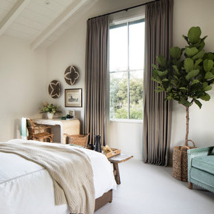 Modelo de dormitorio machihembrado y abovedado, de estilo de casa de campo, con paredes blancas, moqueta y suelo gris