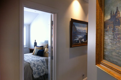 ダニーデンにある巨大なトラディショナルスタイルのおしゃれな客用寝室 (グレーの壁、カーペット敷き)