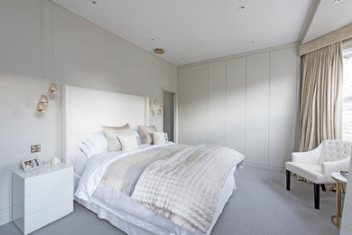 ロンドンにあるトランジショナルスタイルのおしゃれな寝室 (グレーの壁、カーペット敷き、グレーの床)