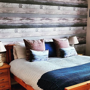 Imagen de dormitorio principal, marinero, de tamaño medio, con paredes multicolor, moqueta y suelo violeta