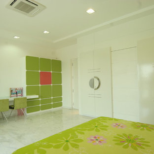 Modelo de habitación de invitados moderna con paredes blancas y suelo de mármol
