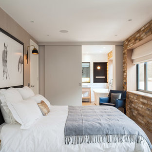 Esempio di una camera da letto contemporanea con pareti beige