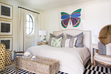 Foto de dormitorio marinero sin chimenea con paredes blancas y suelo de madera clara