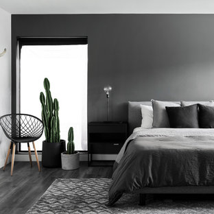 Diseño de dormitorio actual con paredes negras, suelo de madera oscura y suelo negro