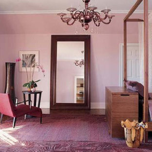 Diseño de dormitorio principal, contemporáneo, de tamaño medio, sin chimenea, con paredes púrpuras y suelo de madera en tonos medios