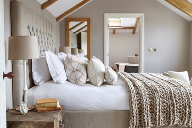 デヴォンにある中くらいなビーチスタイルのおしゃれな客用寝室 (ベージュの壁、カーペット敷き、ベージュの床、表し梁) のレイアウト