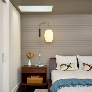 Imagen de dormitorio principal, minimalista, de tamaño medio, con paredes blancas y suelo de corcho