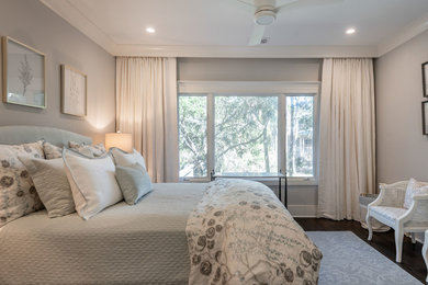 チャールストンにある中くらいなトラディショナルスタイルのおしゃれな客用寝室 (グレーの壁、濃色無垢フローリング、茶色い床) のレイアウト