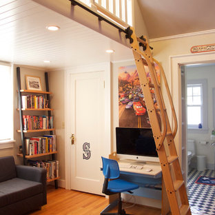 Diseño de dormitorio tipo loft, tradicional, pequeño, con paredes beige y suelo de madera clara