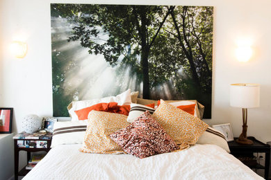 Kleines Eklektisches Hauptschlafzimmer ohne Kamin mit weißer Wandfarbe und braunem Holzboden in New York